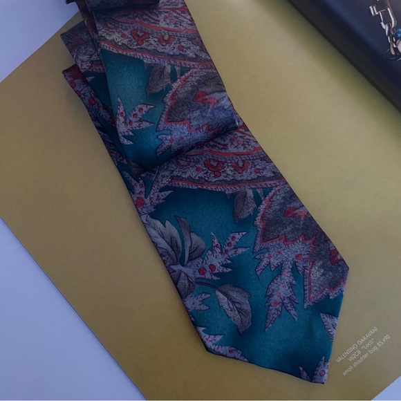 STRATHMORE PAISLEY SILK TIE IN GREEN BURGUNDY - Picture 7 of 9